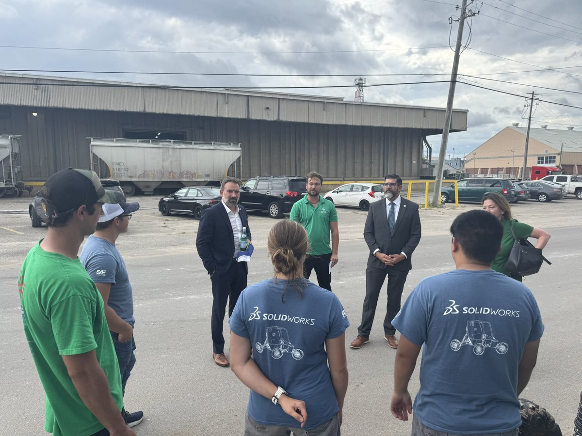PresMannyDiazJr's tweet image. Great visit with our @UWF students at @AmerMagicTeam and the @UWFHaasCenter today ! Incredible opportunities in hands on work and research! #GoArgos