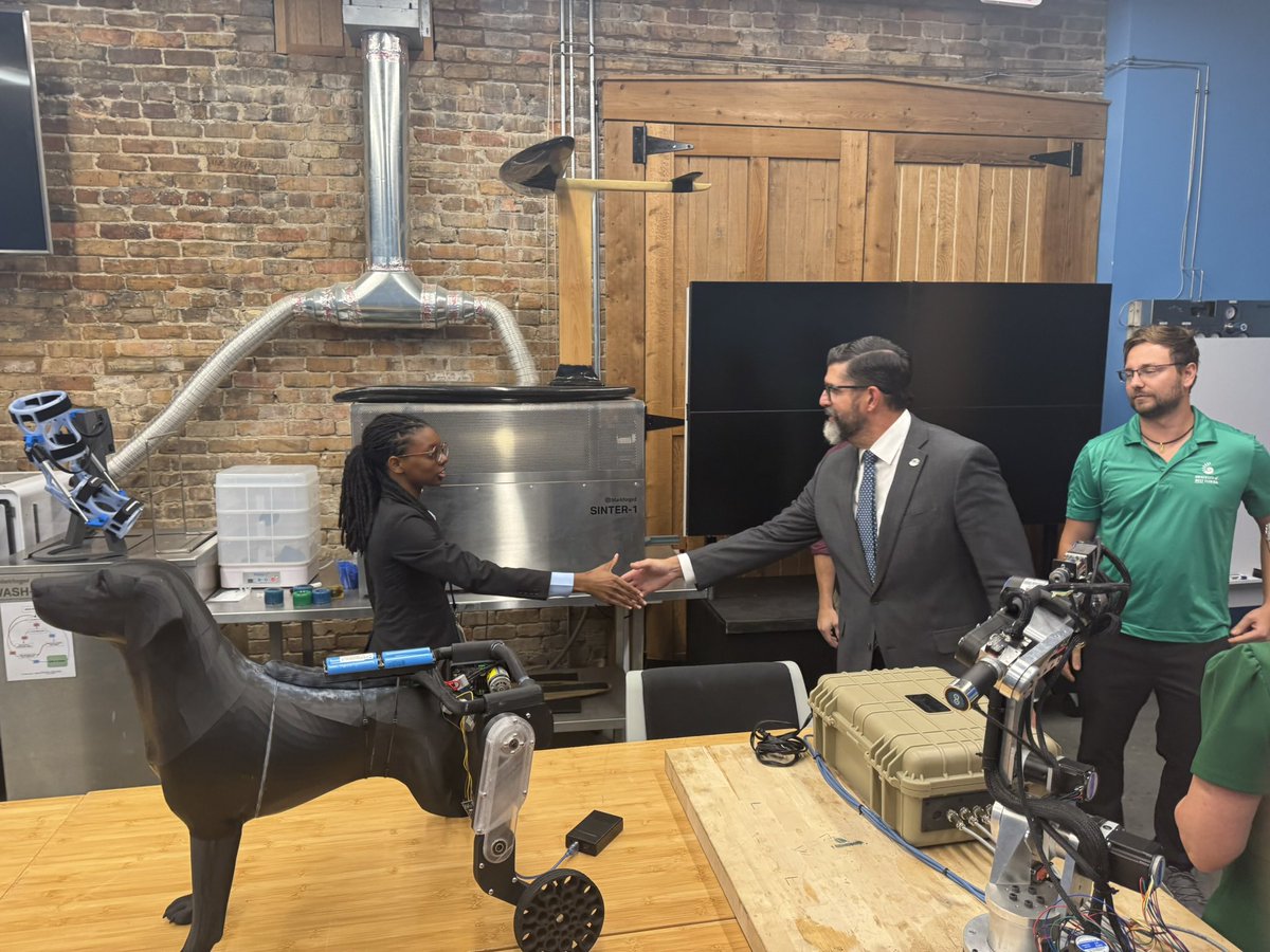 PresMannyDiazJr's tweet image. Great visit with our @UWF students at @AmerMagicTeam and the @UWFHaasCenter today ! Incredible opportunities in hands on work and research! #GoArgos