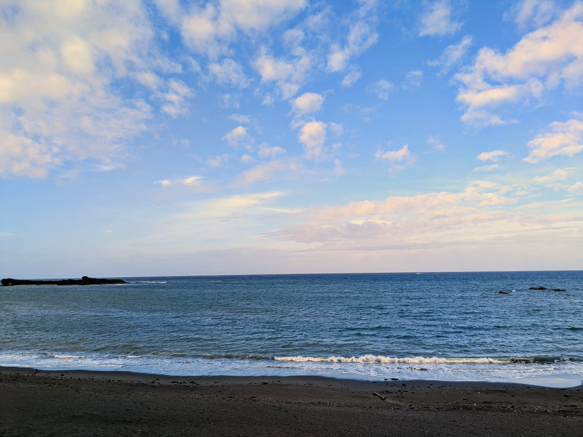 おはようございます！本日の天気は晴れ時々薄曇り、最高気温は２９℃予想、風は南になります。現在雷、強風注意報が出ています。その為午前中のSUPプログラムは中止とさせていただきます。またレンタルは経験考慮とさせていただきます。
本日のCafeは『おむすび』になります。
水分補給をお忘れなく‼️