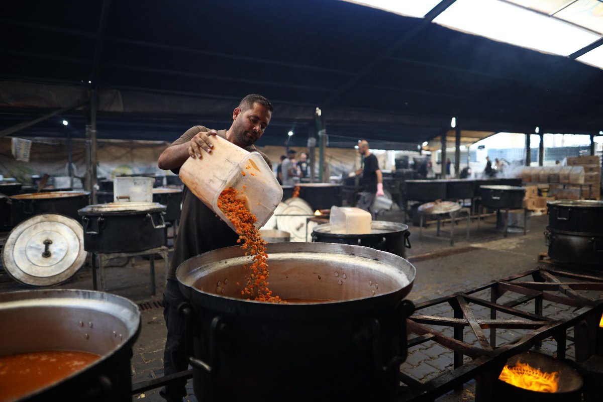 chefjoseandres's tweet image. 15 MILLION hot meals served from just one of our @WCKitchen field kitchens in Deir al-Balah….almost 140 million meals in Gaza total!
To every brave soul cooking, delivering, organizing… you are the heart of this operation. Through shortages and heartbreak, you have kept…