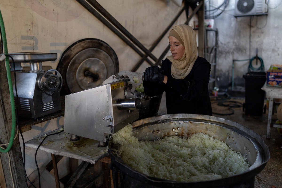 chefjoseandres's tweet image. 15 MILLION hot meals served from just one of our @WCKitchen field kitchens in Deir al-Balah….almost 140 million meals in Gaza total!
To every brave soul cooking, delivering, organizing… you are the heart of this operation. Through shortages and heartbreak, you have kept…