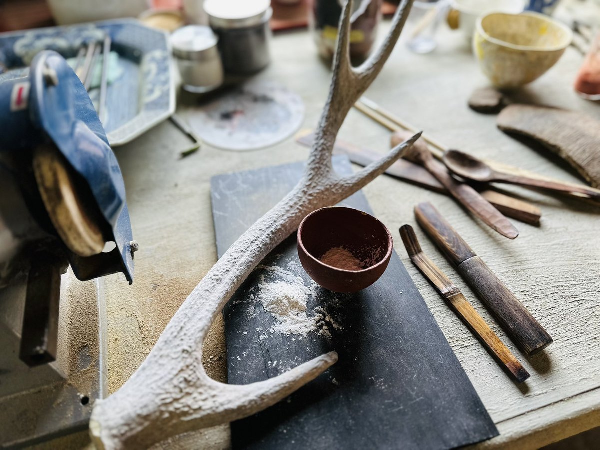 漢方薬にもなる鹿角の粉末「角粉」を制作中。昔から漆を磨くのに使われていましたが、最近は手に入りにくいので自分で削っています。諏訪の山には鹿がたくさんいるので、素材が循環する感じ。