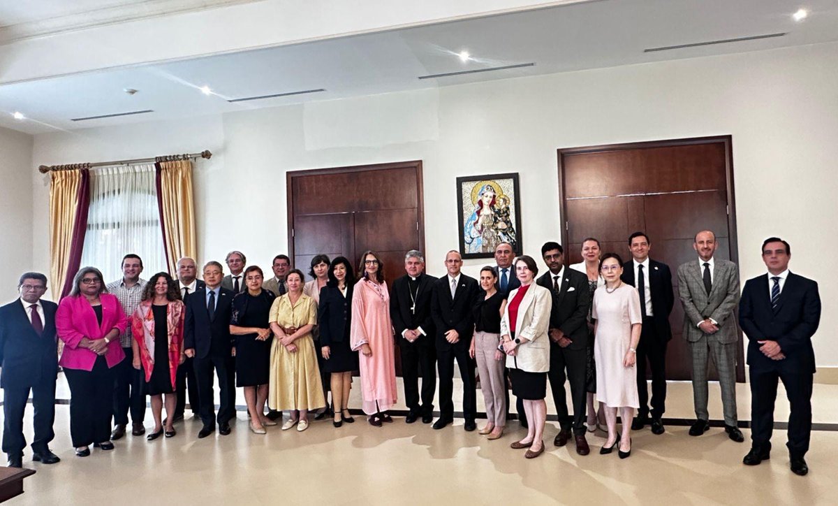 Me siento profundamente conmovido y agradecido por el hermoso obsequio que me entregaron mis colegas del Cuerpo Diplomático.   Más que un gesto, lo recibo como un símbolo del cariño, respeto y amistad que cultivamos durante estos años en Panamá.

Durante mi misión, quise que cada