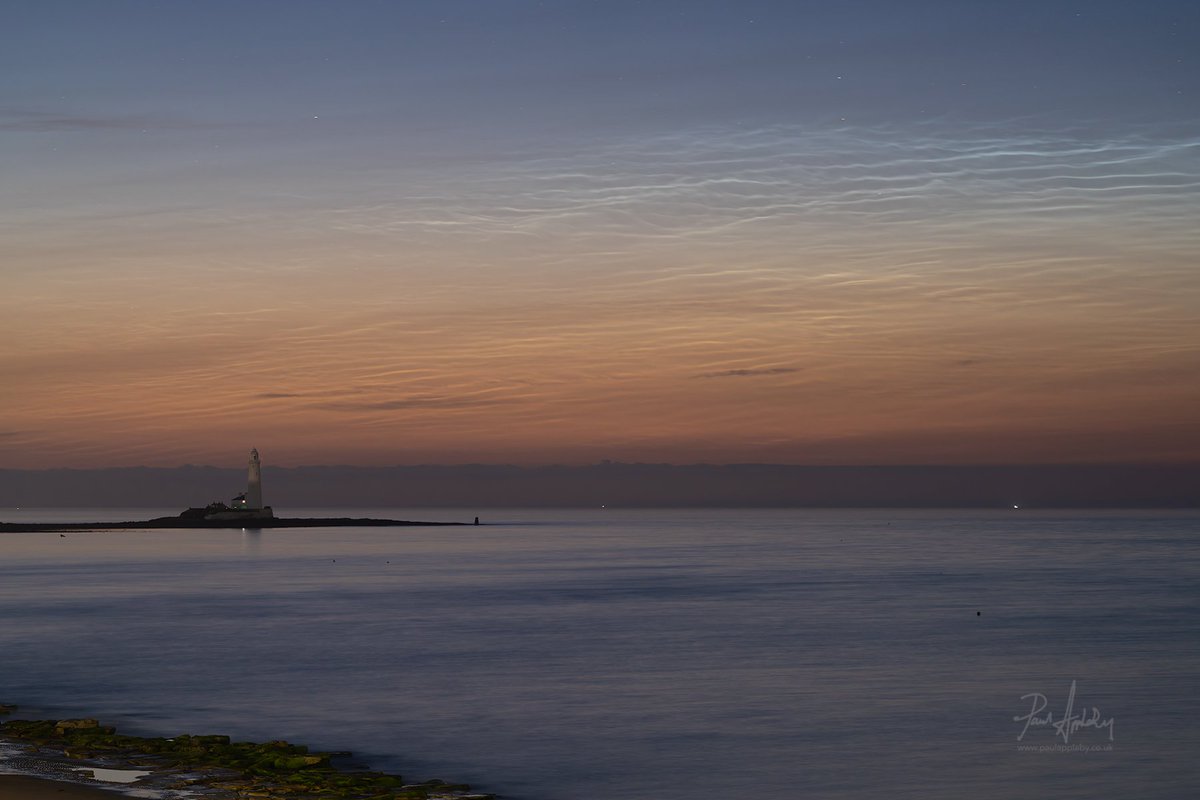 PaulAppleby_01's tweet image. The noctilucent clouds were out again tonight.
Midnight 16th/17th July 2025
St. Mary's Lighthouse, North Tyneside