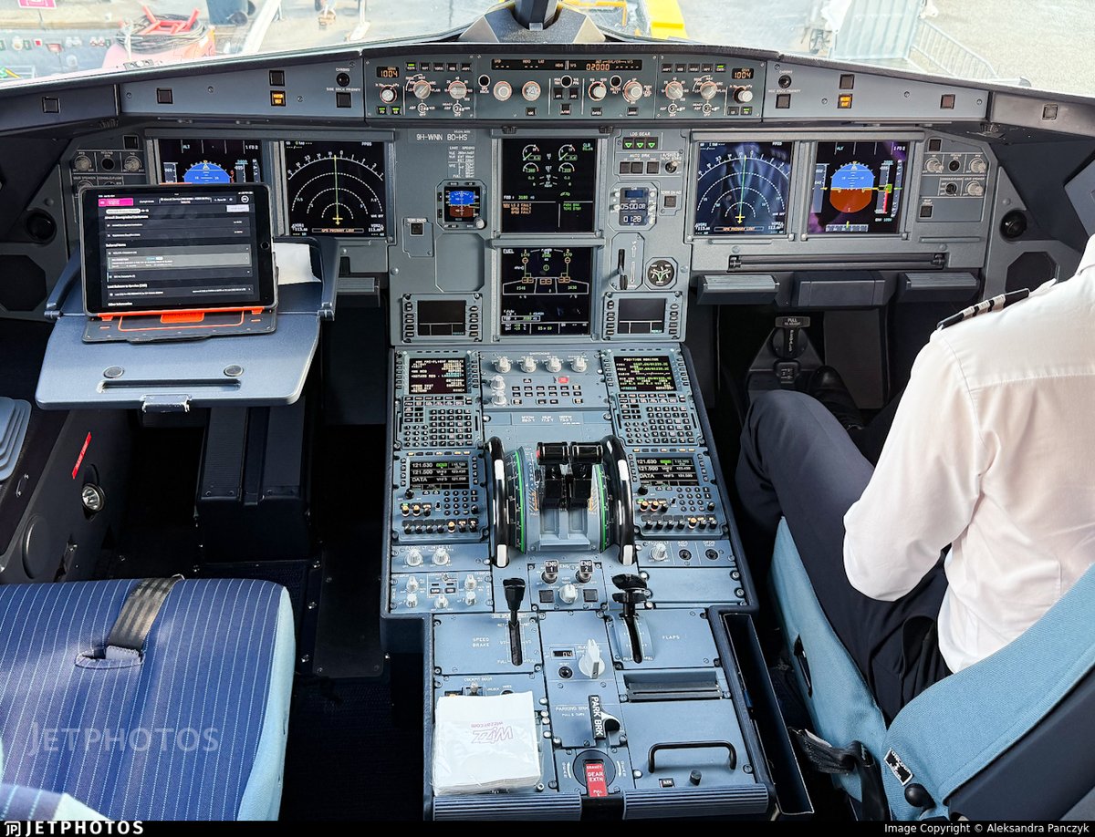 JetPhotos's tweet image. The flight deck of a Wizz Air A321neo in Copenhagen. jetphotos.com/photo/11761676 © Aleksandra Panczyk
