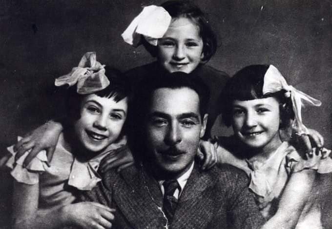 VECİHİ HÜRKUŞ
3 savaşta bulunarak İstiklâl Madalyasına layık görülen Türkiye'nin ilk uçak tasarımcısı ve üreticisi kızlarıyla birlikte.
Kurtuluş ve Kuruluş mücadelesi için savaşanları,  unutmayacağız. Bu ülke  var oldukça her zaman kalbimizde yaşayacaksınız. Ruhunız şad olsun.