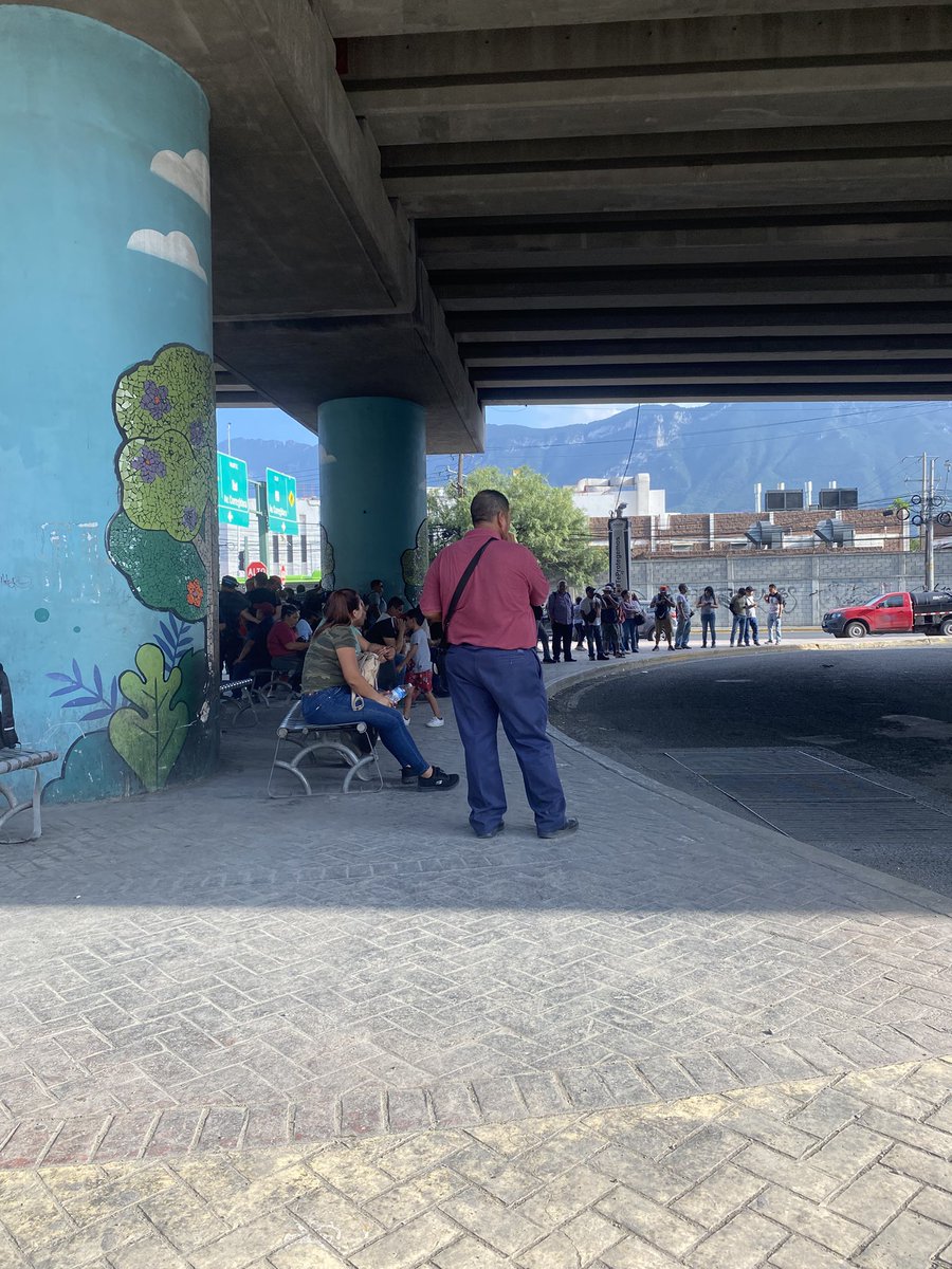 LiziGarciaV's tweet photo. Justo en el bajo Puente de #Ceramica en #SanPedro 5:45 pm la gente que se dirige al poniente de Santa Catarina y principalmente a #Garcia y los camiones nuevos DONDE ESTAN ?? @samuel_garcias @cesarmty @angelcharlsmty @MovCiudadanoNL @FranciscoleonJf @info7mty https://t.co/IjOkhHbVFF