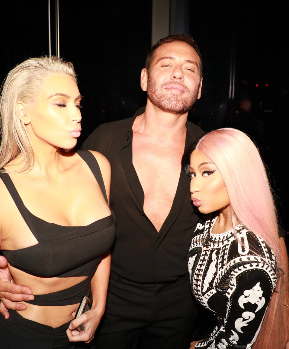 I love half black / half pink Nicki 😍