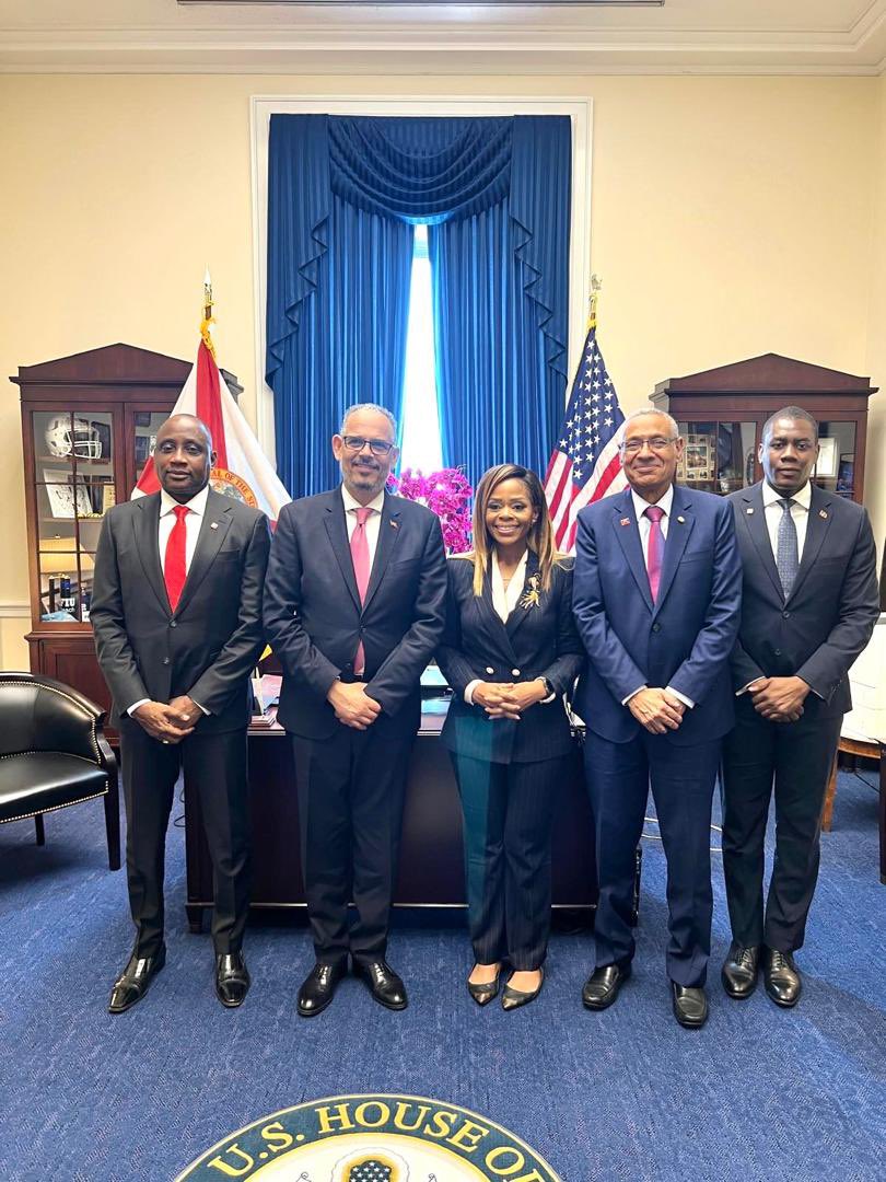 PrimatureHT's tweet image. À Washington, le Premier ministre Monsieur Alix Didier Fils-Aimé @citoyendidier a rencontré la Congresswoman @CongresswomanSC Sheila Cherfilus-McCormick. Discussions : sécurité, élections et renforcement des institutions démocratiques pour un avenir stable et prospère en Haïti.…