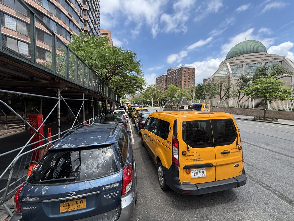 Streetfilms's tweet image. Can't wait to see the protected #bikenyc @NYC_DOT lanes on 3rd Avenue between 96th➡️107th! (North of 107 they are done!)
I can't believe this double-parking block is gonna have a protected bike lane. Frankly they can do that as long as it all gets moved over a lane. @TransAlt