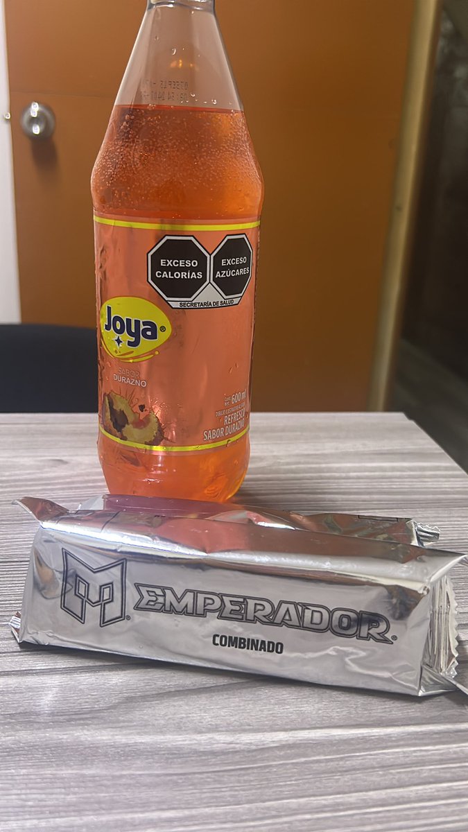 dahna_012's tweet photo. Yo traía mi manzana con peanut butter para snack y llega la mama de mi px a regalarme este manjar 💕 https://t.co/vy5MztwLsm