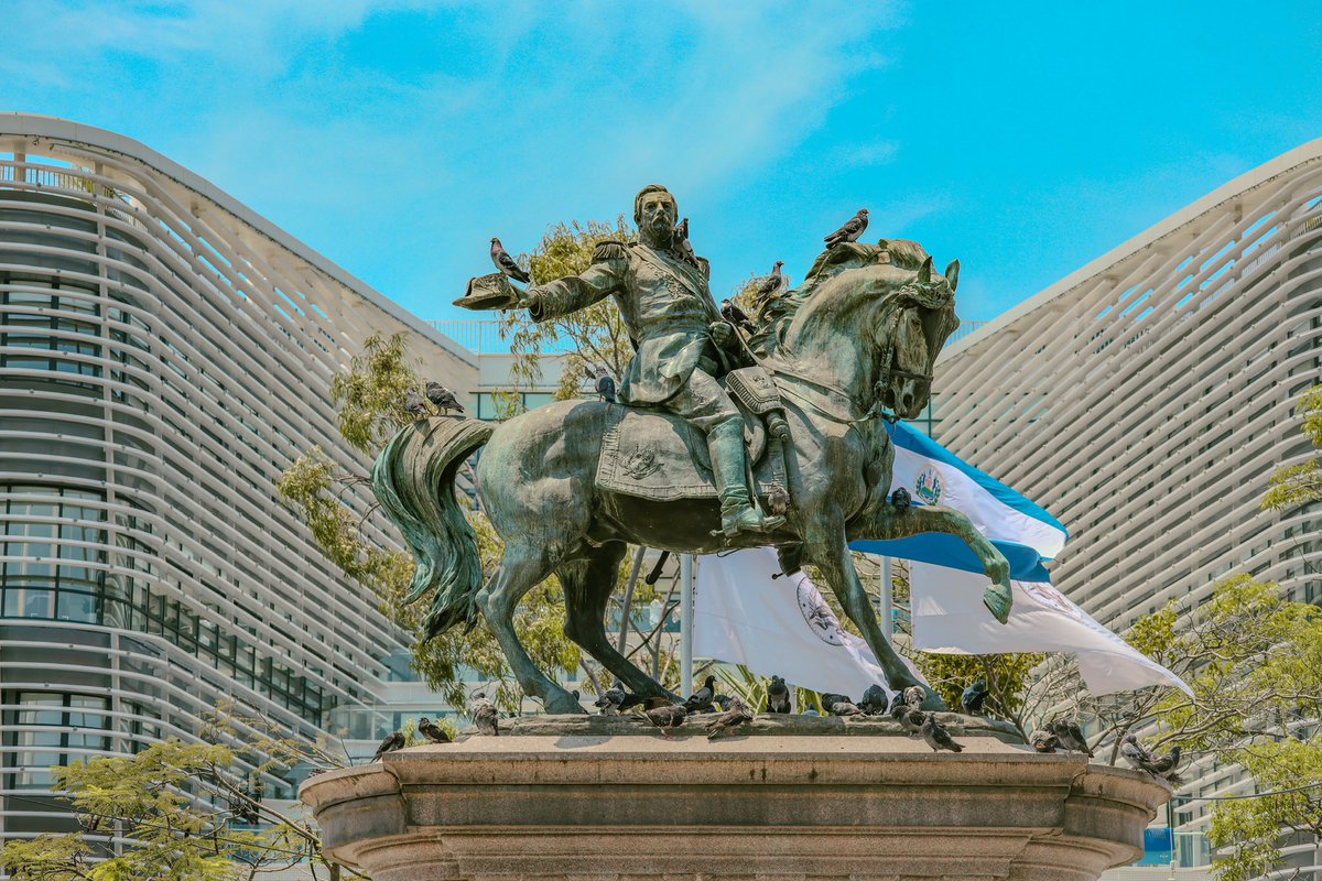 Hoy se realizó la conferencia “El corazón de nuestro origen: el Centro Histórico”.

Un espacio para recorrer la historia, la identidad y la memoria de nuestra ciudad, a cargo del historiador salvadoreño Salvador Cañas Huguet.

📍Biblioteca Nacional de El Salvador