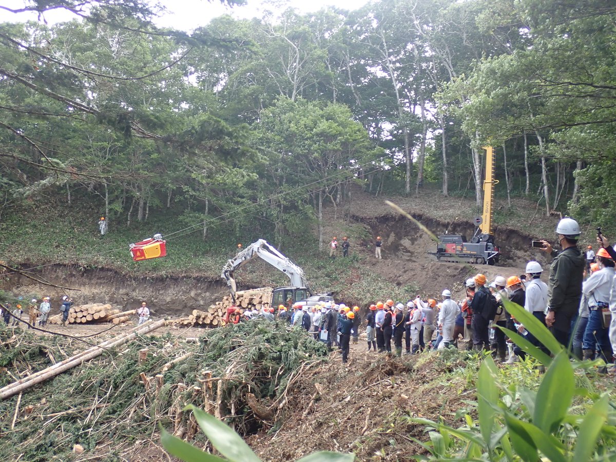 nanairohidaka's tweet image. 【🌲林業の新たな挑戦🌲】
7/10、様似町・えりも町で「新たな集材作業システム説明会」が開催されました!
ひだか南森林組合が、今年2月に架線集材機械・タワーヤーダを導入✨
傾斜が急な日高の山で、これからの活躍に期待大です💪
