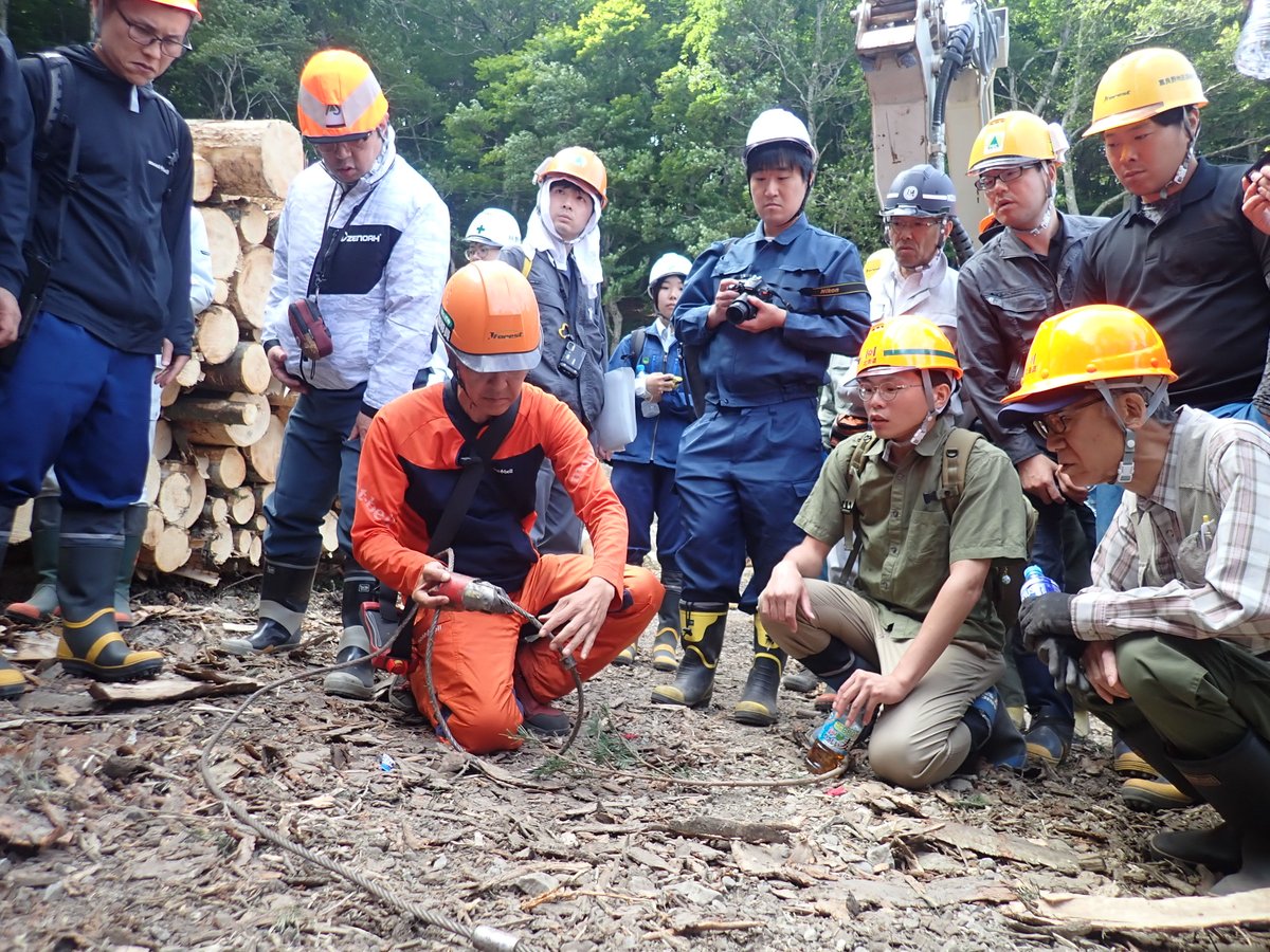 nanairohidaka's tweet image. 【🌲林業の新たな挑戦🌲】
7/10、様似町・えりも町で「新たな集材作業システム説明会」が開催されました!
ひだか南森林組合が、今年2月に架線集材機械・タワーヤーダを導入✨
傾斜が急な日高の山で、これからの活躍に期待大です💪