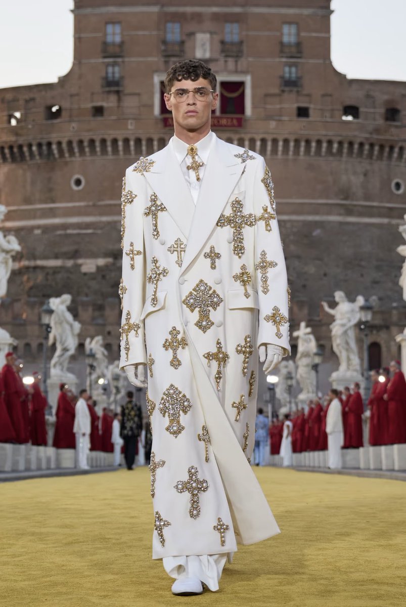 “I want to be Pope.” — Domenico Dolce

Dolce &amp; Gabbana, Alta Sartoria 2025 🤍 (1/2)