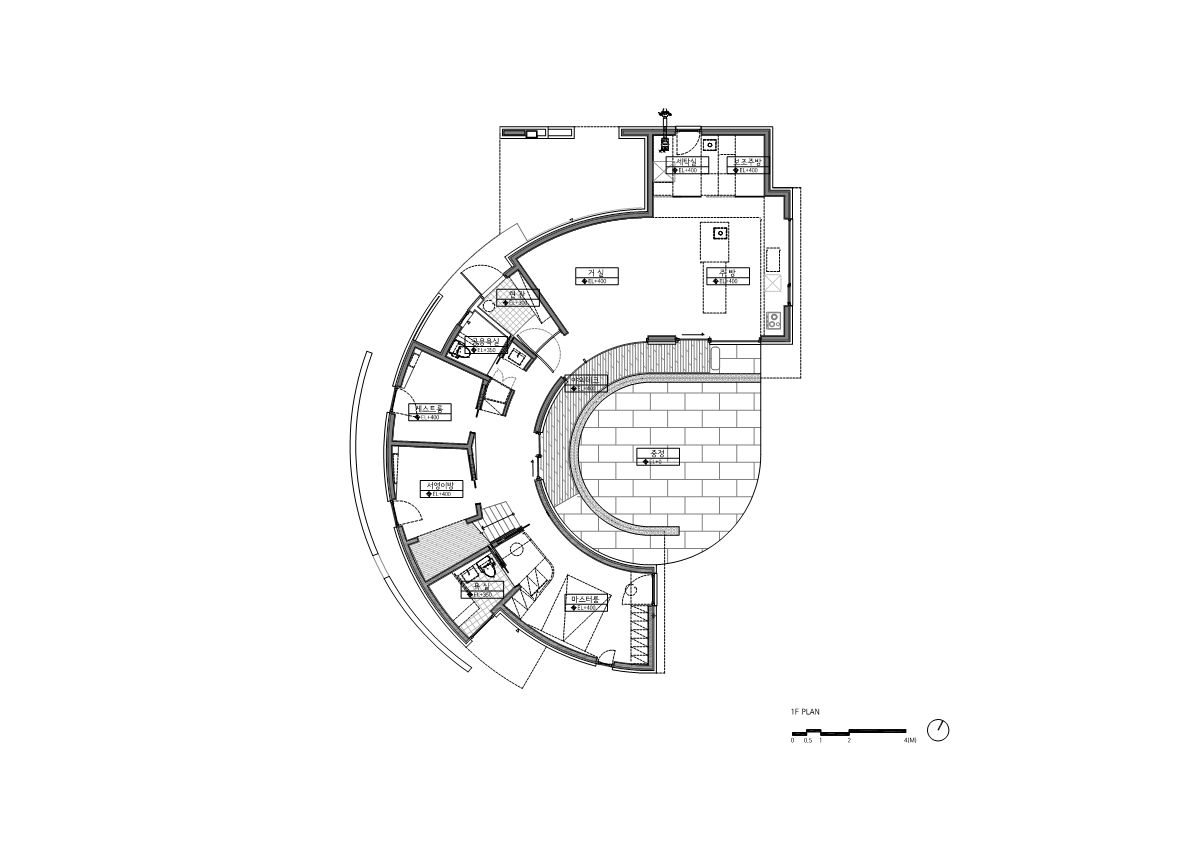 Designed as a modern shelter, this circular home wraps around a courtyard to connect family life with the mountain landscape.

📍Gimcheon-si, South Korea
 
Project by: UTAA
Details: arc.ht/3Uhh2eu