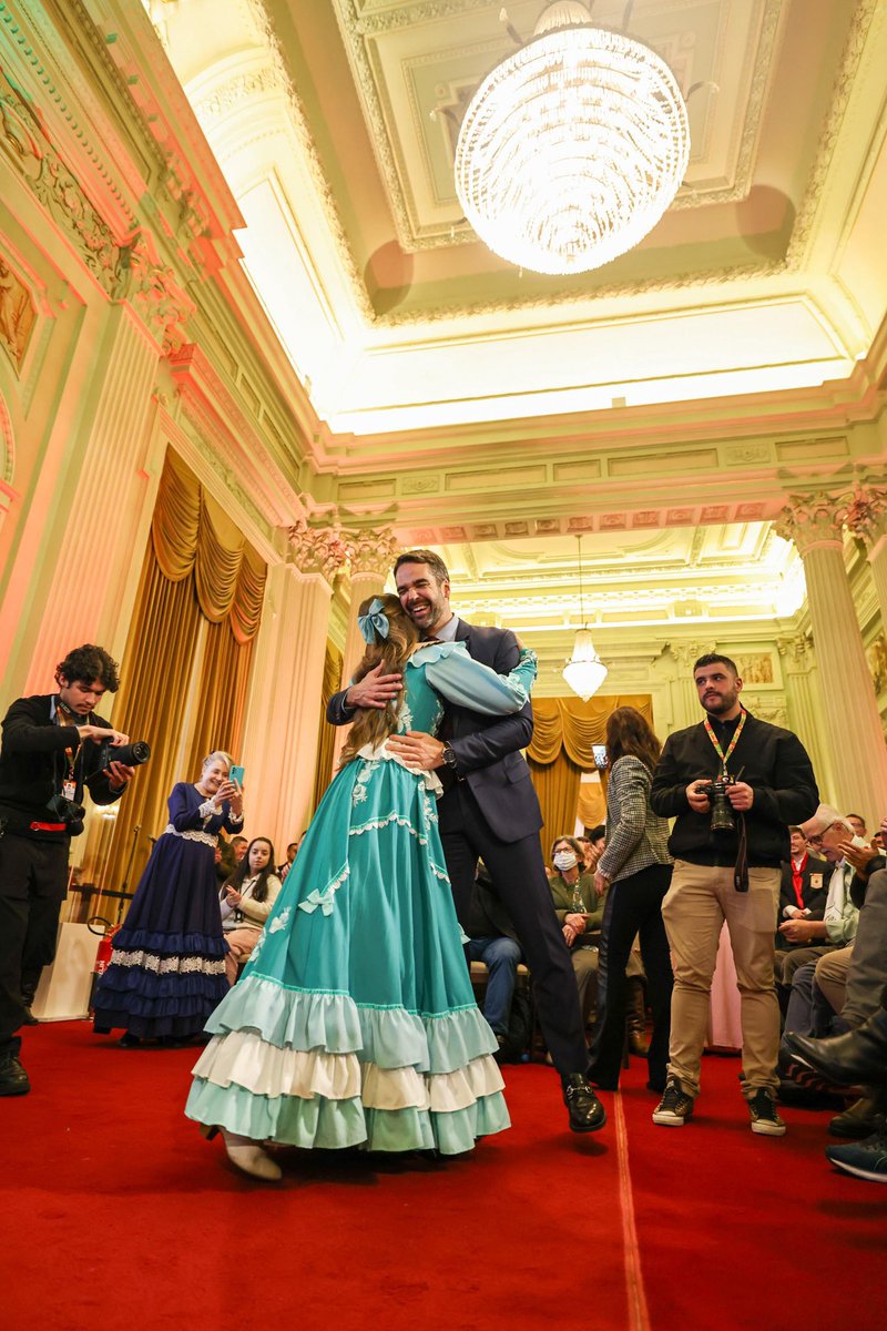 EduardoLeite_'s tweet image. A cultura se valoriza com memória e tradição, mas também precisa ter orçamento! Durante o lançamento dos Festejos Farroupilhas 2025, tivemos a alegria de anunciar o Avançar Tchê, um programa inédito que vai investir mais de R$ 17 milhões no fortalecimento do tradicionalismo…
