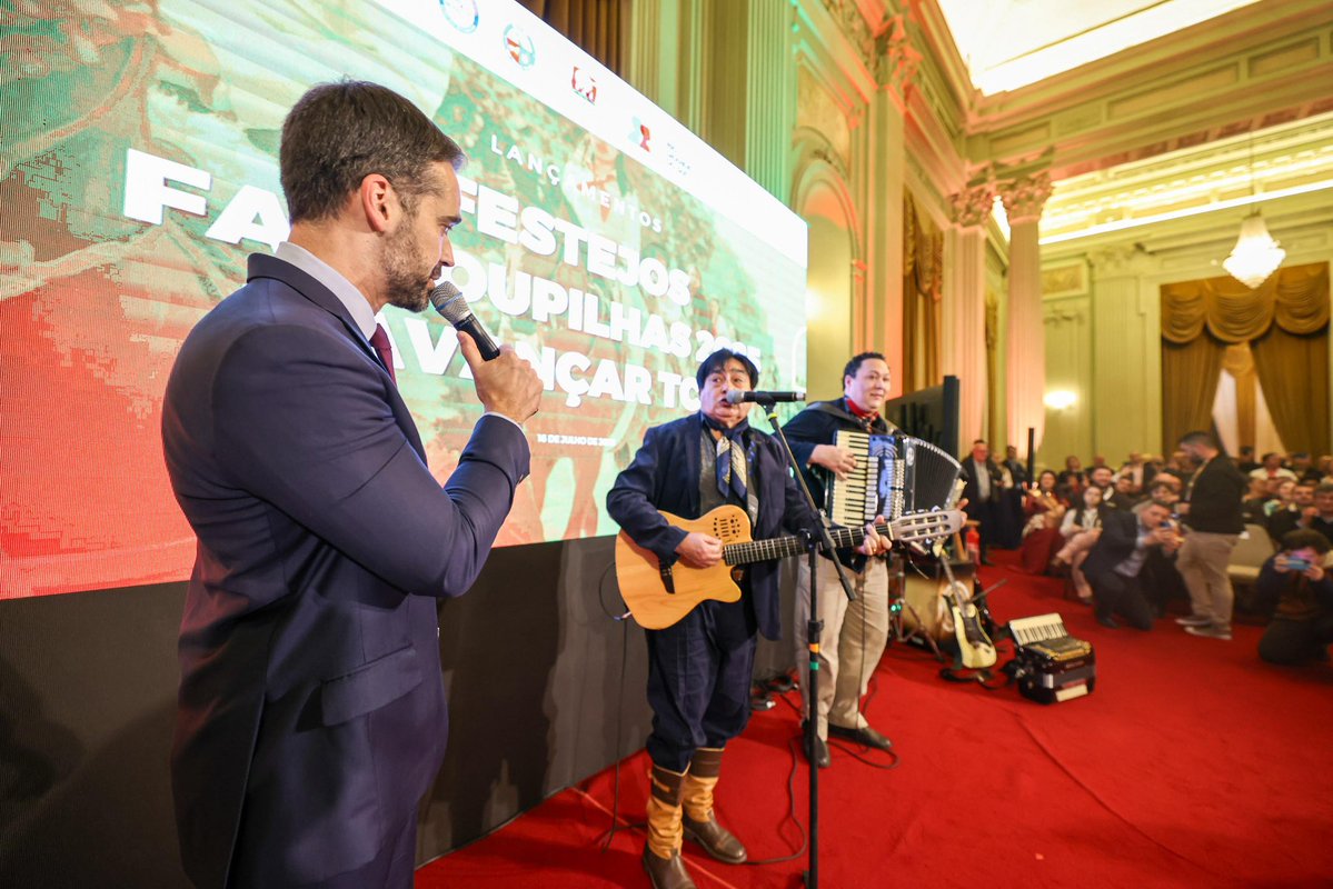 EduardoLeite_'s tweet image. A cultura se valoriza com memória e tradição, mas também precisa ter orçamento! Durante o lançamento dos Festejos Farroupilhas 2025, tivemos a alegria de anunciar o Avançar Tchê, um programa inédito que vai investir mais de R$ 17 milhões no fortalecimento do tradicionalismo…
