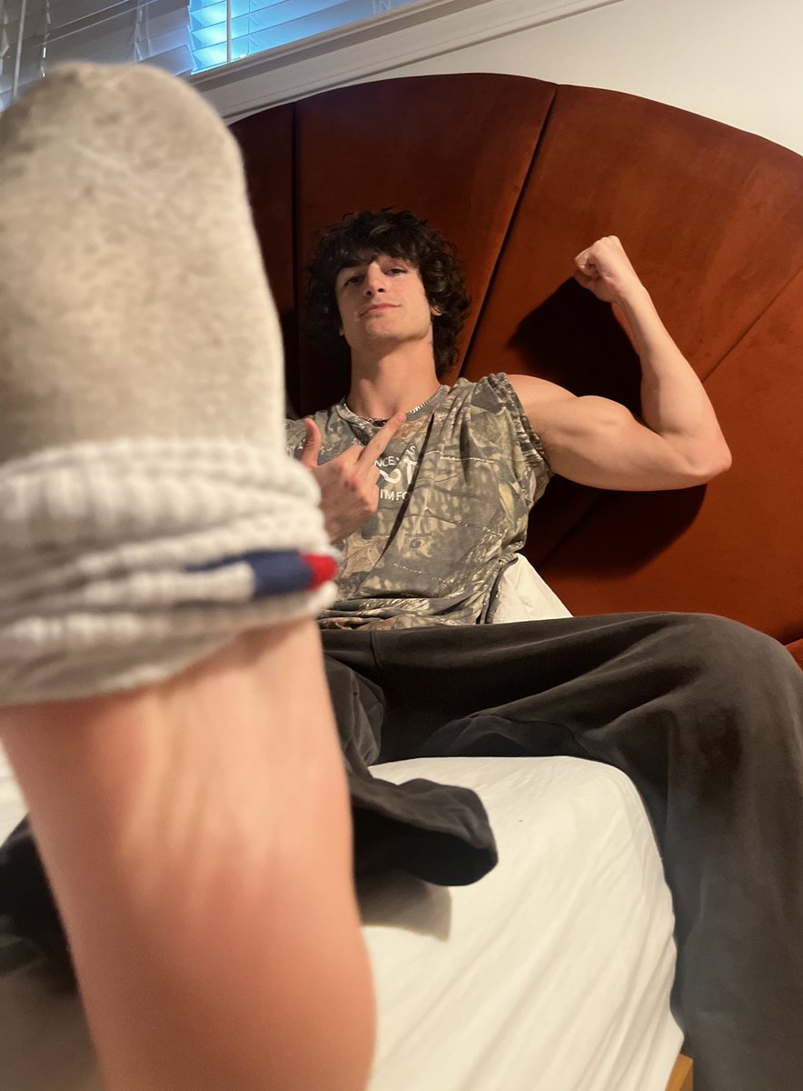 You’re not worthy to see my full alpha soles. Dm me and make yourself useful and this sweaty sock might come off.