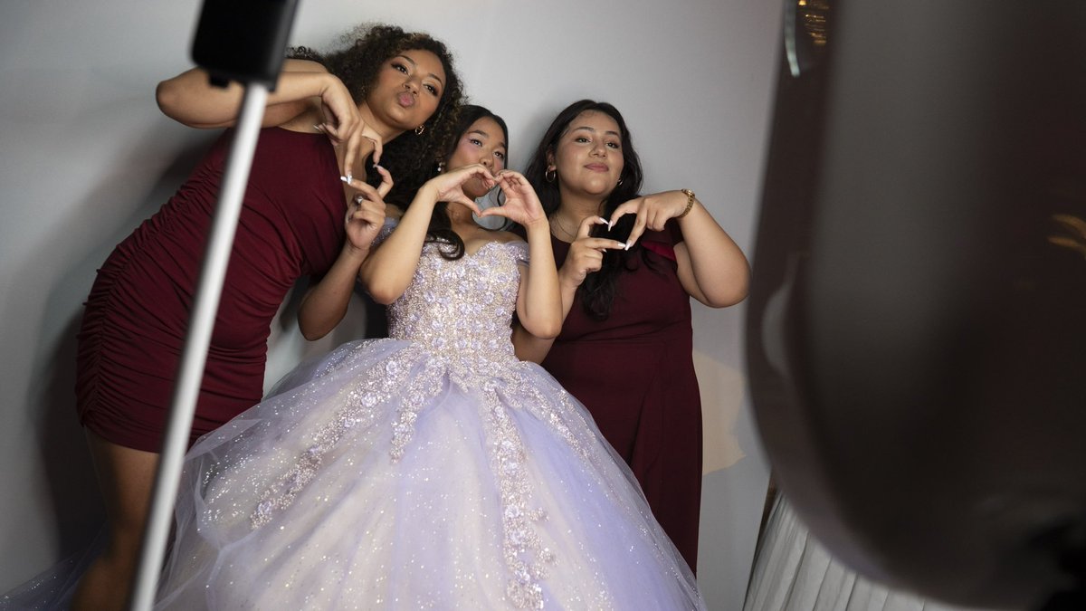 LBProductionsNY's tweet photo. Checkout some photos from Claudia’s Sweet 18 at Leonard’s Palazzo in Great Neck, NY 🔥 Our team put on a full production from a grand entrance to a surprise performance! #LBProductions #LBProductionsNY #NYDJ #LongIslandDJ #Sweet18 https://t.co/vyn5CzbEQ4