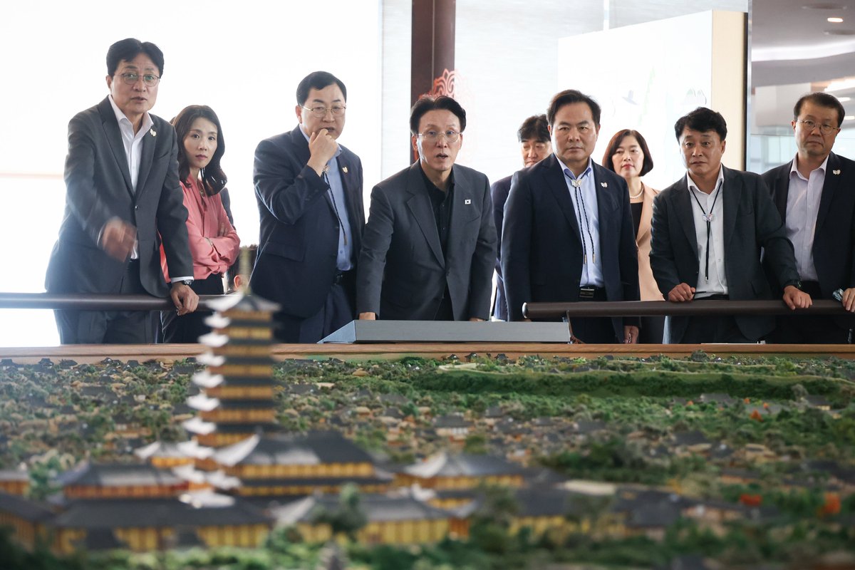 ms2030's tweet image. #총리일보 (’25. 7. 16.)

경주 APEC 현장점검 2일차. 어제 숙박시설 점검에 이어 오늘은 행사의 품격을 끌어올릴 문화콘텐츠 준비 상황을 확인했습니다.

이어서 대한상의 하계포럼에 참석해 기업인분들과 K-APEC 성공 개최 방안을 논의했습니다.