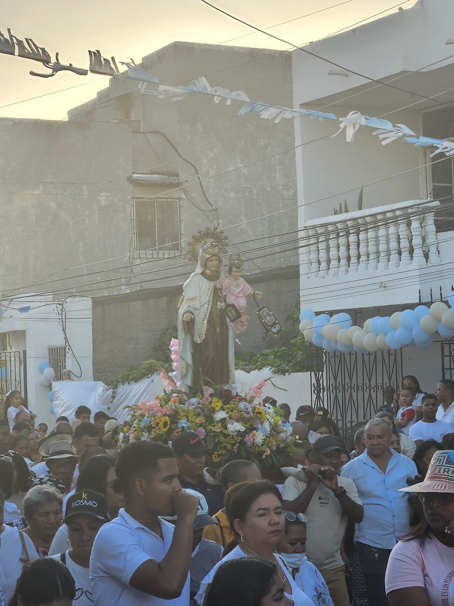 mifonga's tweet image. Devoción a la Virgen del Carmen en la calle 10 de Riohacha, La Guajira, rogándole protección, salud, fortaleza espiritual y guía en momentos de incertidumbre.