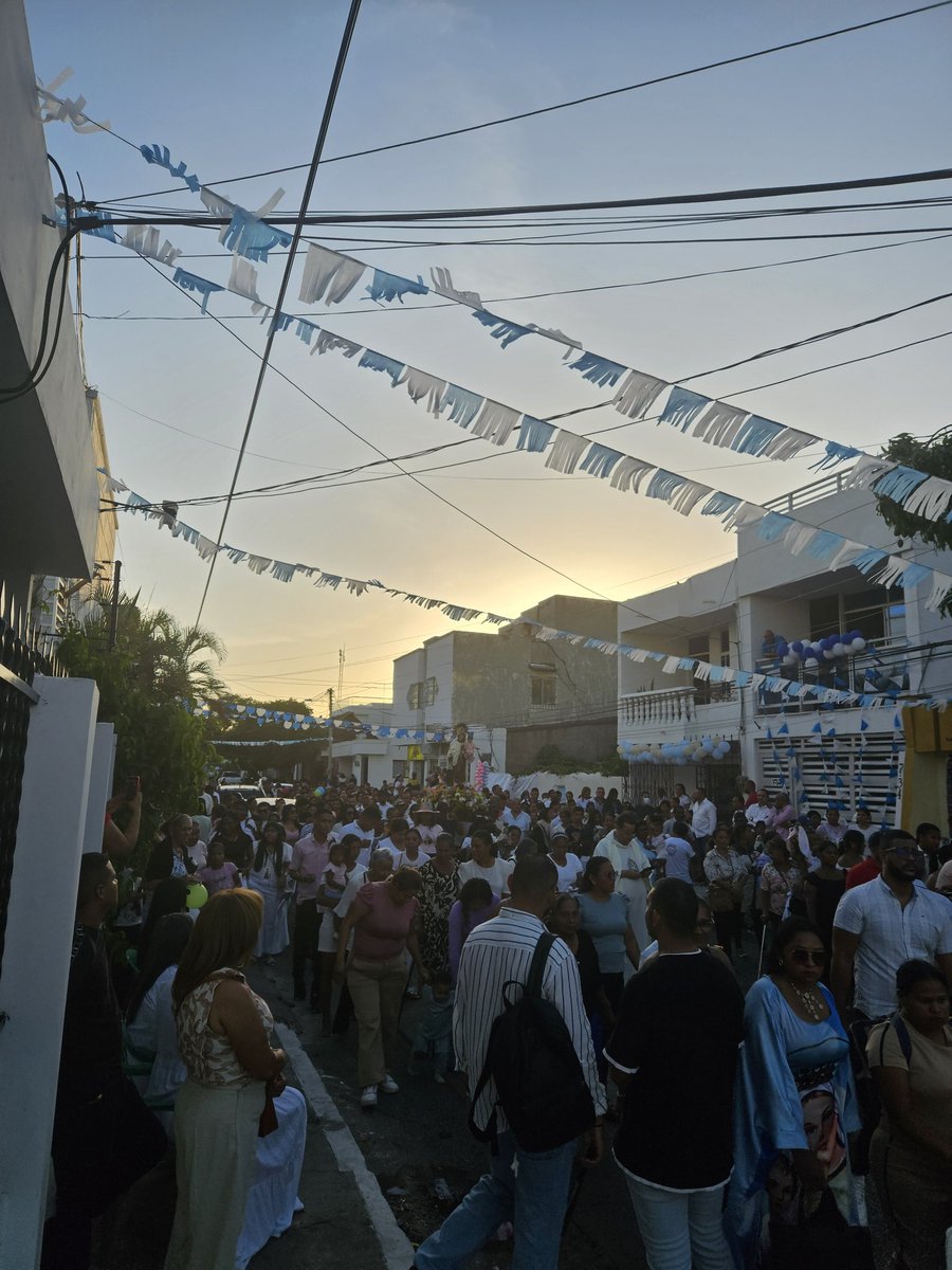 mifonga's tweet image. Devoción a la Virgen del Carmen en la calle 10 de Riohacha, La Guajira, rogándole protección, salud, fortaleza espiritual y guía en momentos de incertidumbre.