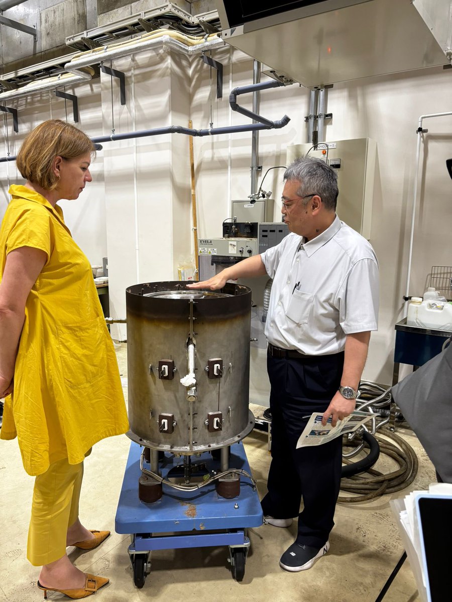GermanAmbJapan's tweet image. 新潟大学への訪問は意義深いものでした。交換留学プログラムを通じたドイツの大学との連携をはじめ、ここでは第二外国語としてドイツ語の授業も行われています。また2019年からはDLR(ドイツ航空宇宙センター)との間で締結された科学連携協定に基づき太陽熱利用に関する共同研究も進められています。