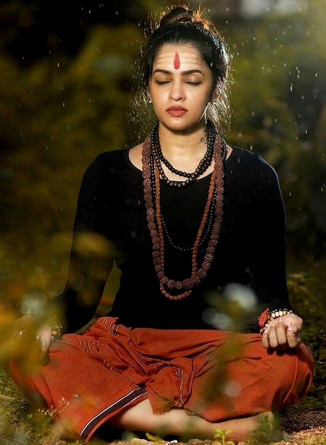 धड़कनें  #काशी  हो जाती है
जब सांसे  #प्यासी  हो जाती है
#अँखियों  में कैलाश झलकता है
जब #आत्मा  सन्यासी हो जाती है...!!!

❗️#ॐ_नमः_शिवायः❗️
❗️#हर_हर_महादेव  ❗️