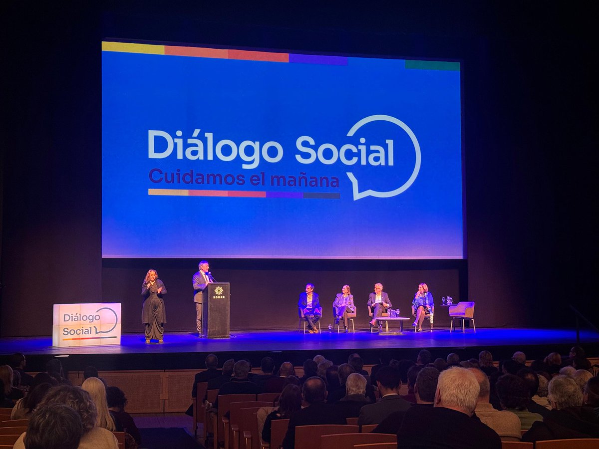 Progresistas76's tweet photo. 🗣️Se realizo el lanzamiento del Dialogo Social en el Auditorio del Sodre

👉🏼Esta instancia marca el inicio del trabajo colectivo en areas claves de consensos sobre la proteccion y seguridad social en nuestro pais🇺🇾 https://t.co/z5DPSSsc2k