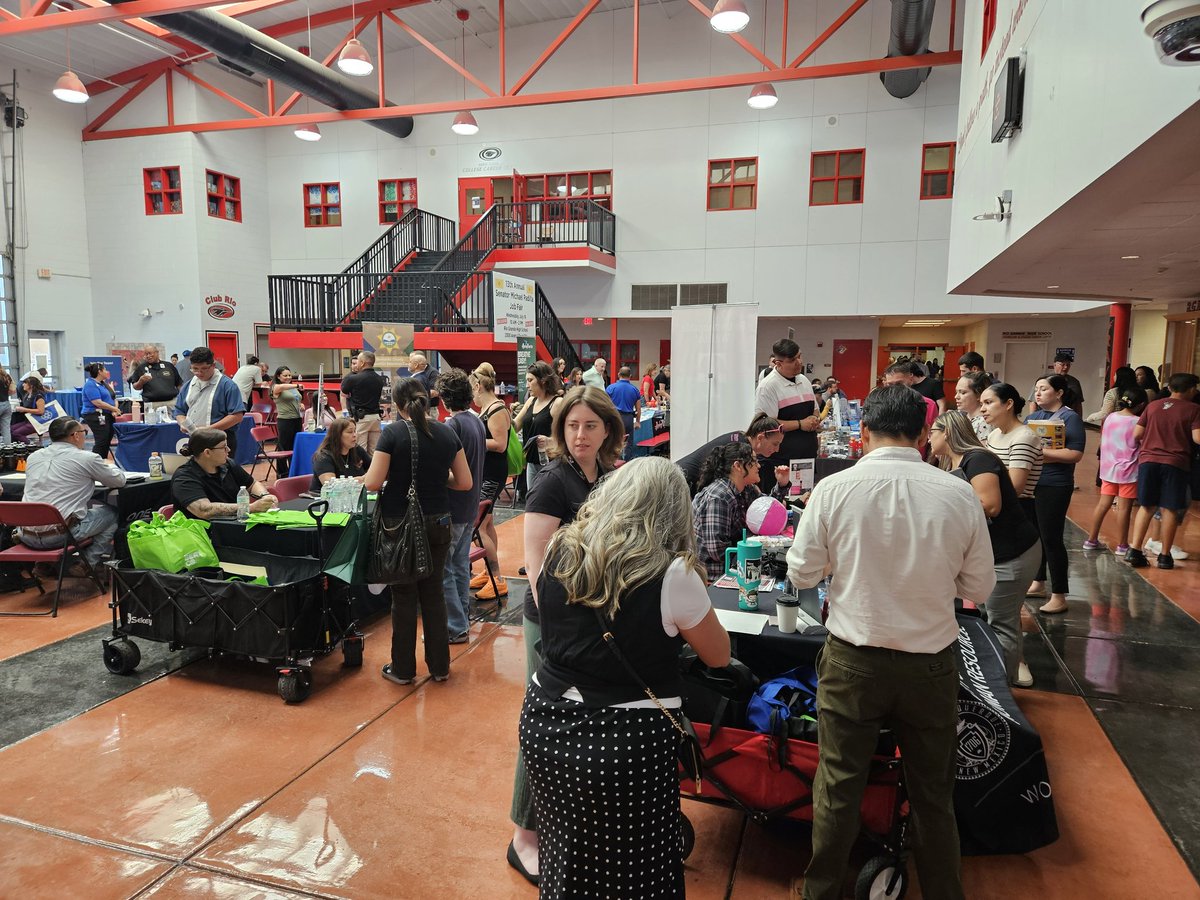 SenPadilla's tweet image. We held our 13th Community Job Fair today, and it was an incredible success with over 3,000 participants! I want to extend my heartfelt thanks to everyone who made it possible—our amazing volunteers, dedicated employers, hardworking job seekers, the supportive school staff, and…