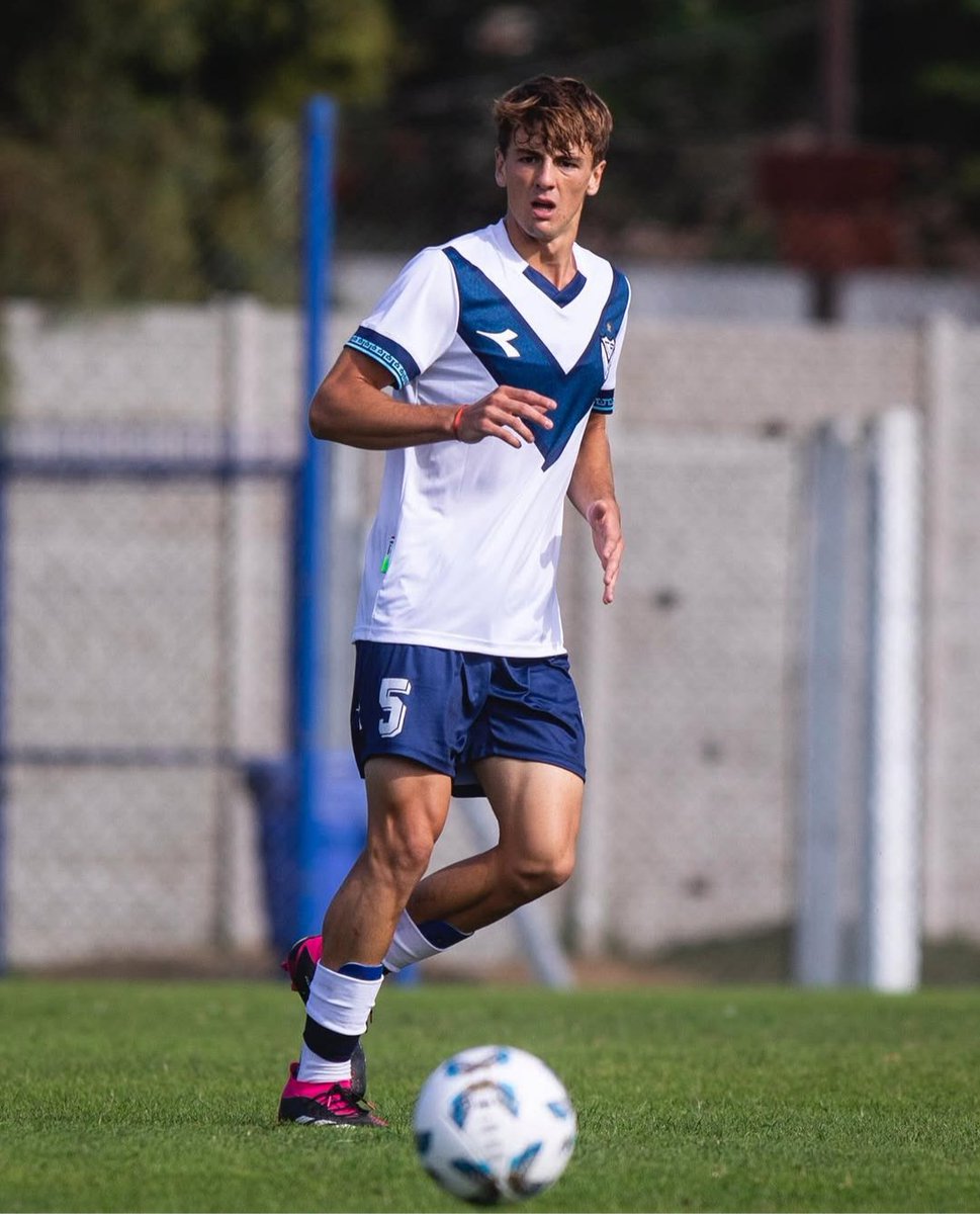 Cala_Marron's tweet photo. ¿ UN 5 CAMPEÓN ?

#Platense negocia con #Vélez para incorporar al volante de Vélez, Felipe Bussio (21) integrante  de la reserva campeona del #Fortín, en la q fue titular en la mayoría de los partidos,  se espera poder llegar a un acuerdo en las próximas horas.

A esperar 
🦑⭐ https://t.co/1JPmbskjEI