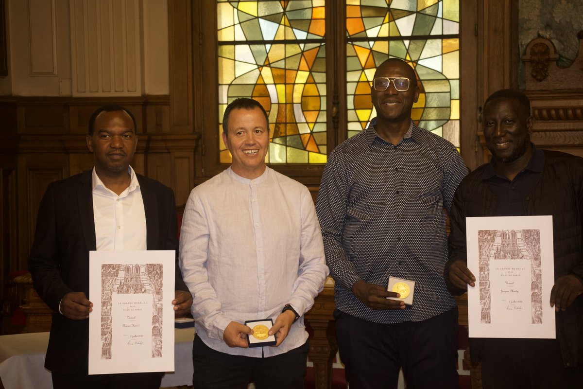 Un duo engagé, une reconnaissance méritée.

Le lundi 7 juillet 2025 , Monsieur Jacques Mendy et Nasser Hamici , coordinateurs de l’association les Enfants de la Goutte D’Or , ont été décorés par Monsieur Éric Lejoindre, maire du 18e arrondissement de Paris.