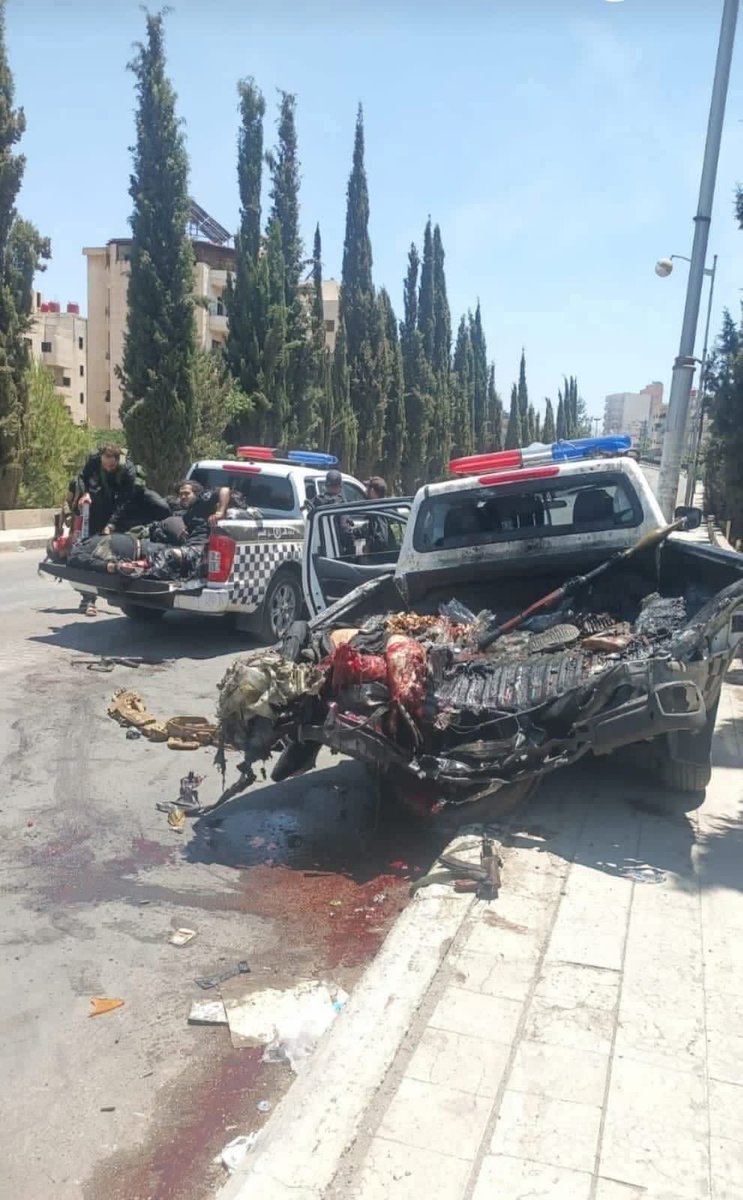 rnk_news1's tweet image. كان الجولاني على دراية مسبقة بكافة التطورات التي كانت ستقع في السويداء، ورغم ذلك اتُّخذ قرار بالمضي في العملية، مما أسفر عن سقوط مئات القتلى من عناصر الجيش السوري نتيجة القصف والمعارك، لينتهي الأمر بانسحاب القوات بشكل مهين و مُذل