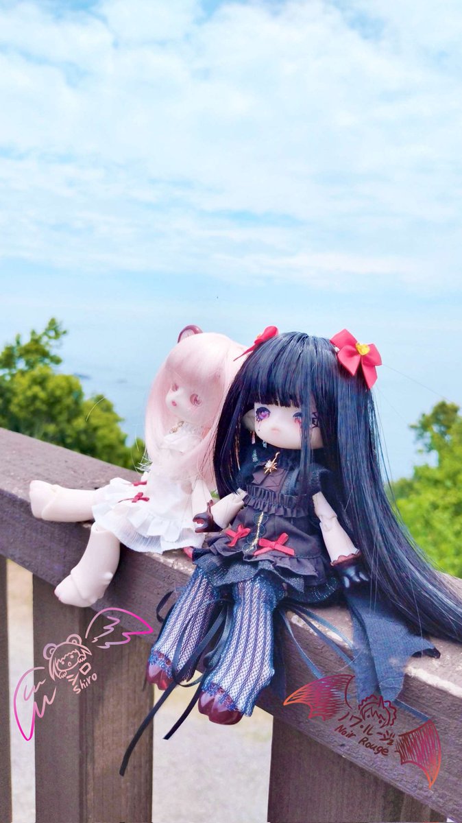 「……ねえ、また3人で会えるといいね。」 「うん。でも今日は、ノワちゃんとふたりの時間を、大事にしたいな。」

やわらかな風と静かな空の下、そっと寄り添うふたり。 少しだけ特別な、夏の朝です。

#ドールオーナーさんと繋がりたい #うちのこかわいい