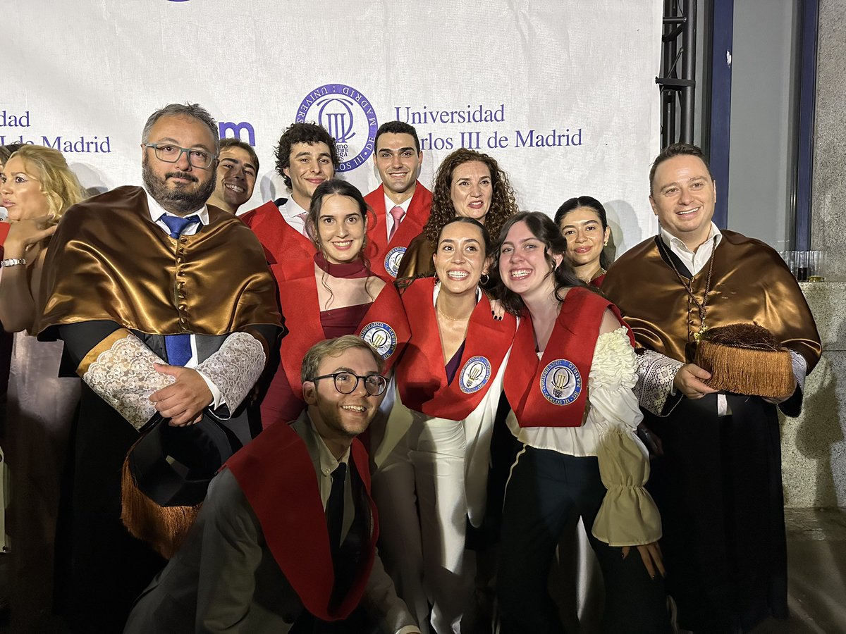 En la Graduación de mis estudiantes del Grado de Empresa y Tecnología. Super orgulloso. Un privilegio haber contribuido a su viaje académico 🙂