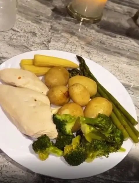 guesswhobooooo's tweet photo. The food each islander deserves: a thread. #LoveIsland #LoveIslandUK https://t.co/qY3mhKyqx3