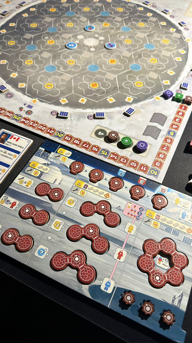 RedCodeGames's tweet image. Partida en multi con las corporaciones básicas. Me sigue pareciendo un juego sencillo de reglas pero que masterearlo y sacarle chicha a todo tiene su complicación. Muchas ganas de seguir dándole partidas y seguir explorando opciones.
🎲 Shackleton Base