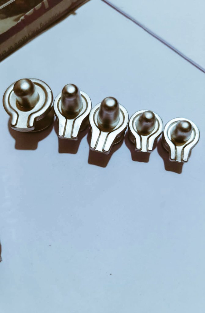 पारद शिवलिंग के 10 चमत्कारी फायदे ? 

1. पारद शिवलिंग के महत्व का वर्णन ब्रह्मपुराण, ब्रह्मवेवर्त पुराण, शिव पुराण, उपनिषद आदि अनेक ग्रंथों में किया गया है। रुद्र संहिता में यह विवरण प्राप्त होता है कि रावण रसायन शास्त्र का ज्ञाता और तंत्र-मंत्र का विद्वान था।