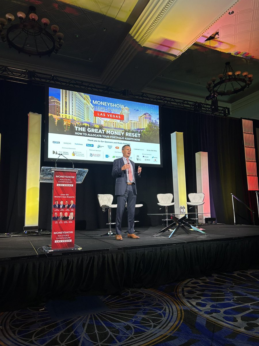 RealMikeLarson's tweet image. “Money isn’t made on the front page” — Words of wisdom from @PaulHickey of @bespokeinvest here at the @MoneyShow Symposium in #LasVegas (along with advice on #politics and #markets, top sectors, and more!)
