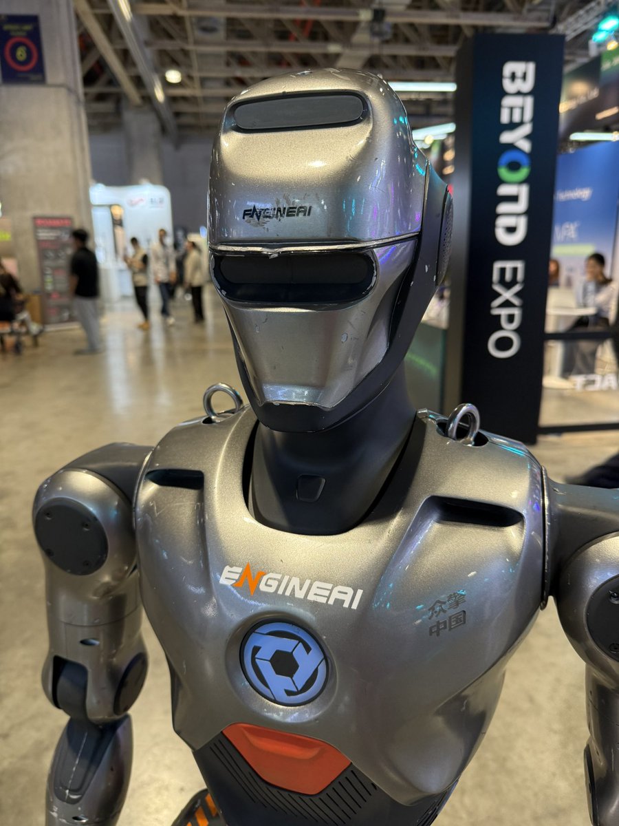 klustout's tweet image. China is on a quest to dominate the AI robot race with humanoids from China's AI² Robotics, EngineAI, and Unitree Robotics.
Thanks to its talent pool, govt support & large/tech-savvy consumer base, China could overtake the US in humanoid adoption.
edition.cnn.com/2025/07/16/bus…