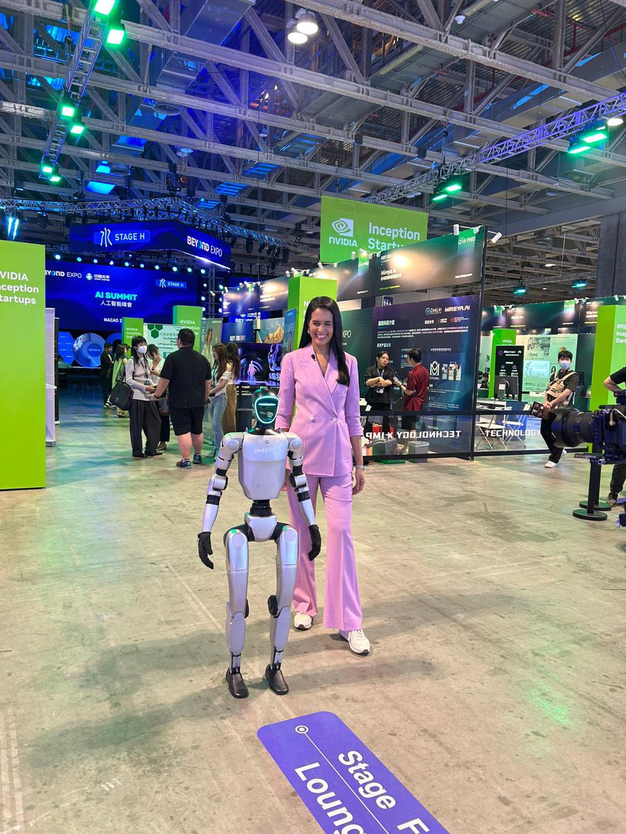 klustout's tweet image. China is on a quest to dominate the AI robot race with humanoids from China's AI² Robotics, EngineAI, and Unitree Robotics.
Thanks to its talent pool, govt support & large/tech-savvy consumer base, China could overtake the US in humanoid adoption.
edition.cnn.com/2025/07/16/bus…