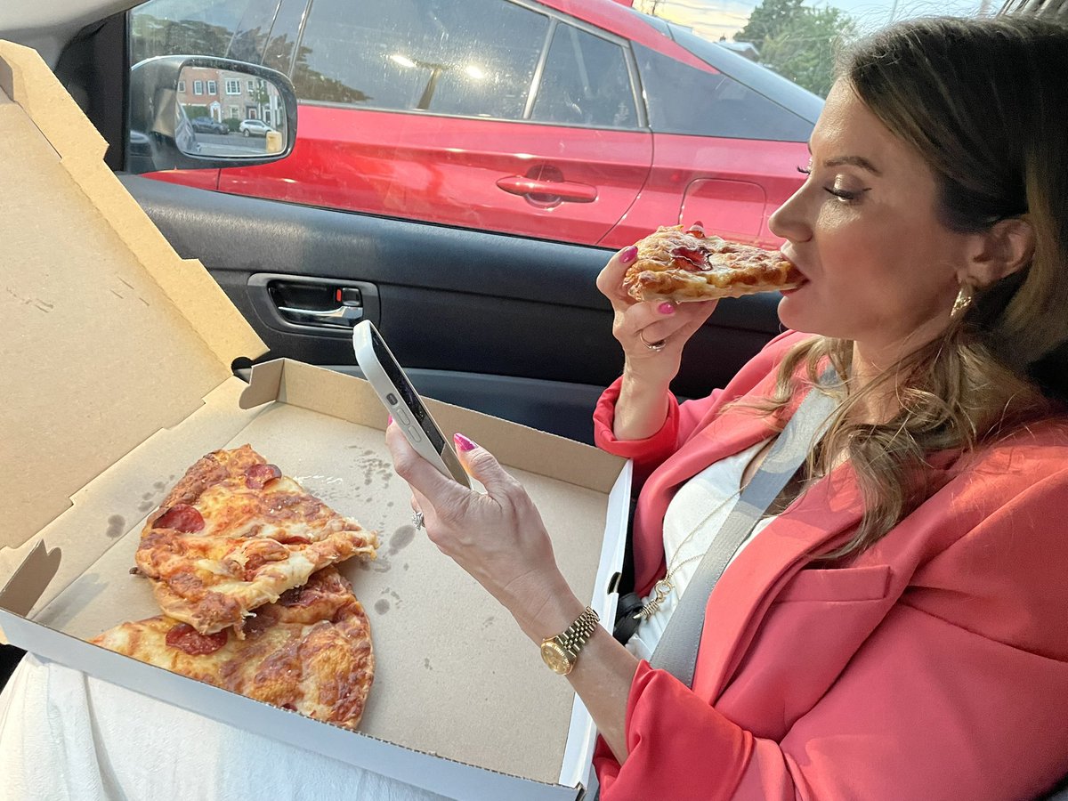 AmandaHead's tweet image. The day started with interviewing the President of the United States @realDonaldTrump and ended with eating cold, leftover pizza from a cardboard box on the way home after a 14-hour workday.
And I wouldn’t have it any other way.