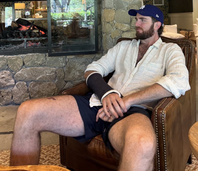 Would you sit on my lap? https://t.co/SZ9Bkz6rf4