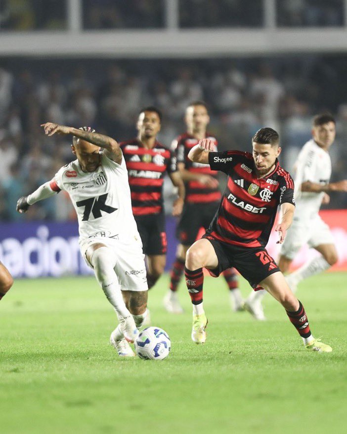 Neymar simplesmente engolindo o melhor time da América do Sul, jogando sozinho nesse catado que é o time do Santos.

E ainda insistem em tirar ele pra merda e falar que ele é descartável pra Copa de 2026.

Ele de muleta é o melhor jogador do nosso país. 🤷‍♂️