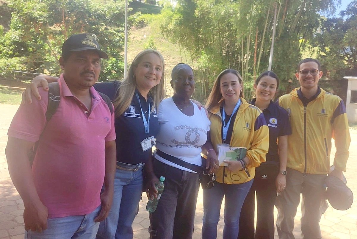 Hoy como <a href="/AlcaldiadeMed/">Alcaldía de Medellín</a> nos articulamos para recorrer #EsfuerzosdePaz No. 1 escuchando las necesidades de la comunidad. Nuestro compromiso es escuchar y orientar frente a la oferta institucional. <a href="/DAGRDMedellin/">DAGRD - Medellín</a>