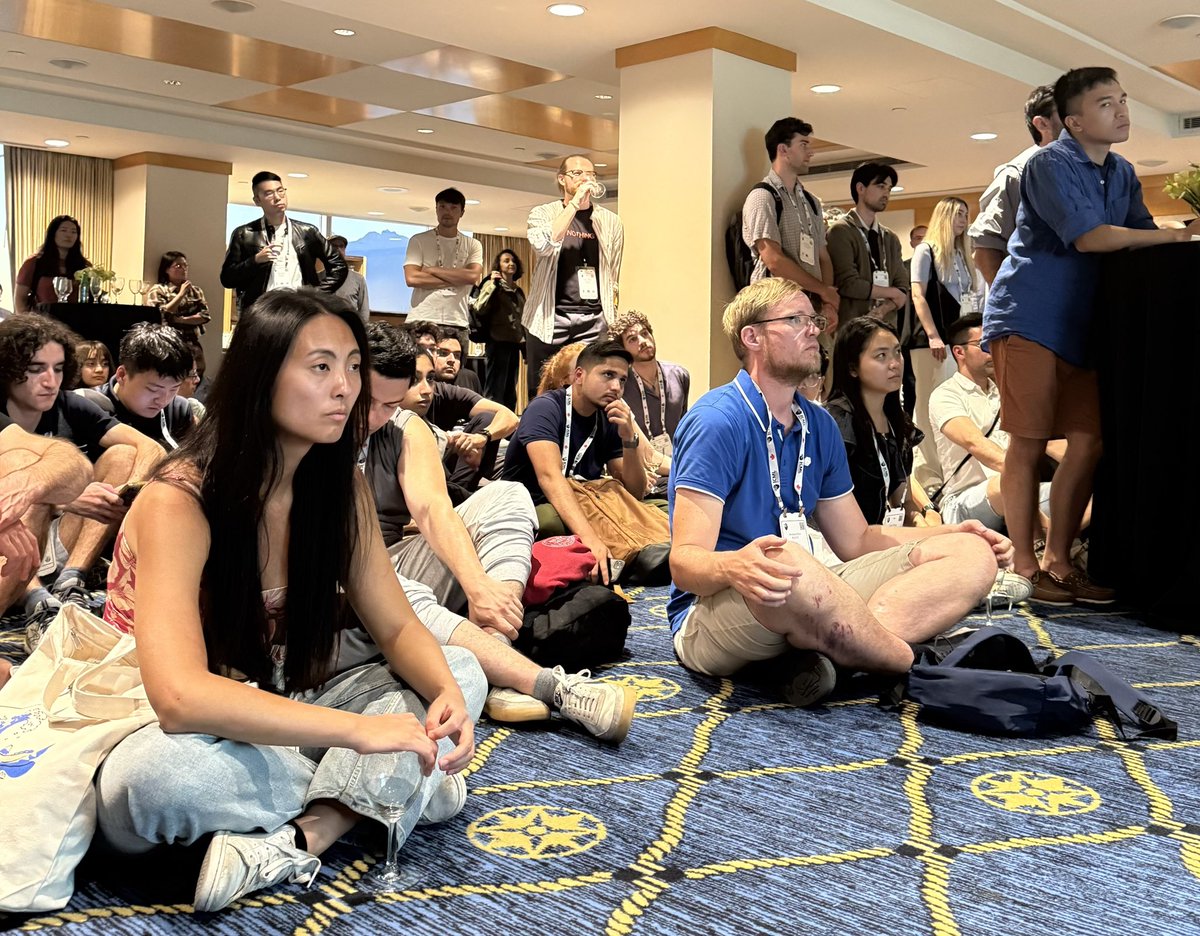bohannon_bot's tweet image. Yesterday’s panel that I ran at ICML on “The science singularity.” The room was packed so people sat down so others could see. Computer scientists are lovely people.
Big thanks to @askalphaxiv @tdietterich @pzakin and @FazlBarez!