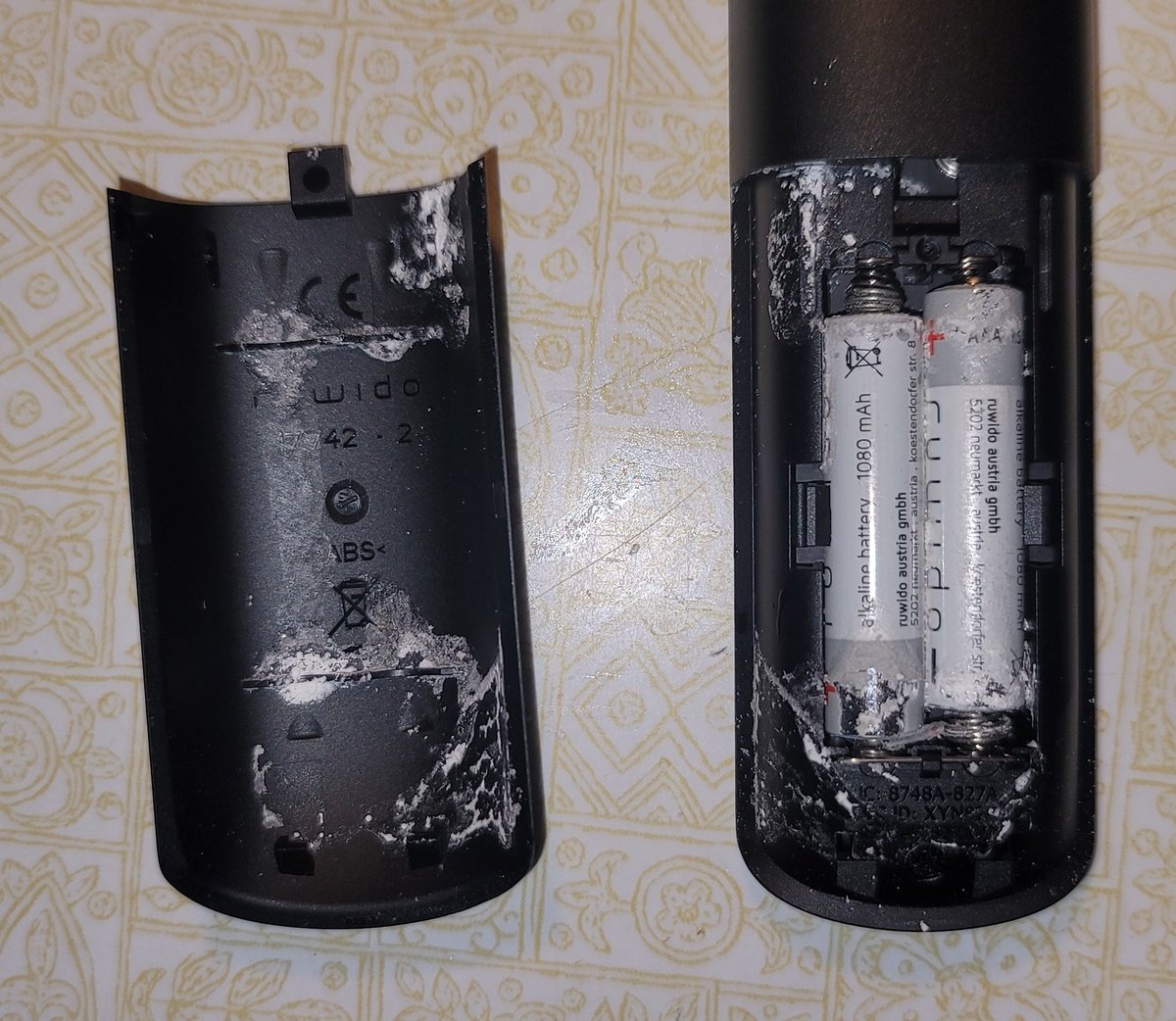 ItTechFromHell's tweet image. Bravo au technicien de @Bell qui est passé faire l&apos;installation du service chez ma mère il y a moins de 2 mois et qui n&apos;a pas jugé important de vérifier l&apos;état de la télécommande... En 25 ans de métier (informatique) je n&apos;ai jamais vu de piles couler autant en si peu de temps...