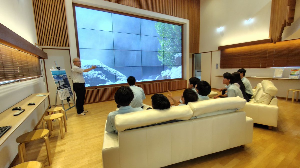 yonezawa_kakujo's tweet photo. ７月10日、山形大学の研究施設「INOEL」の見学を、電気情報類３年生が行いました。センサーなどを開発している研究施設や、「スマート未来ハウス」で先端の設備に感嘆の声を発するなど、驚きと発見に満ちた見学でした。#米沢鶴城高等学校 #米沢鶴城高校 #電気情報類 #山形大学 #INOEL https://t.co/frzcCAriok