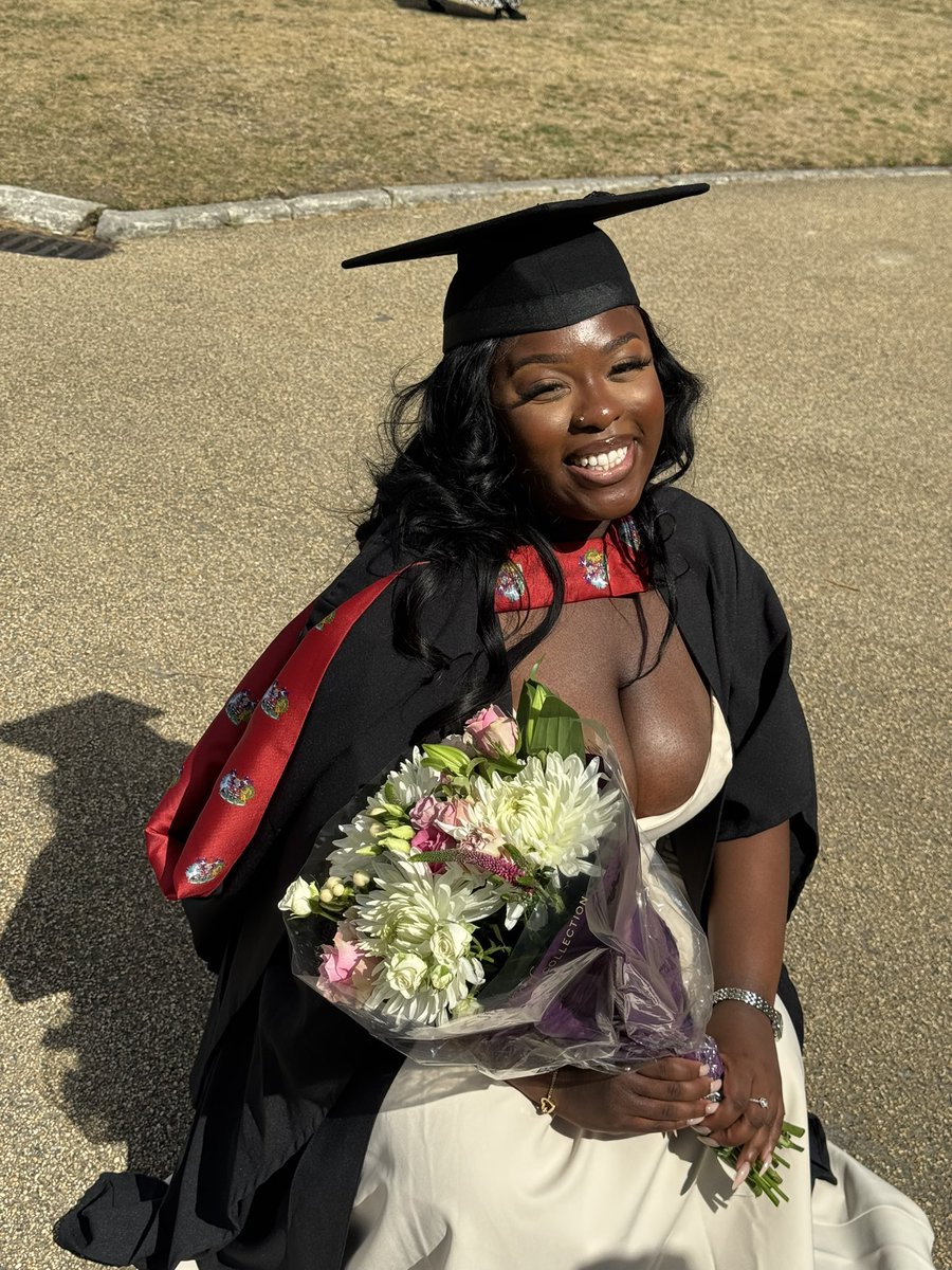 Psldnx's tweet photo. Beauty and brains 🎓 https://t.co/xfWqiZdCV4